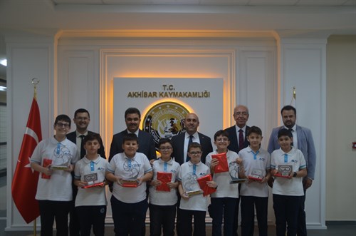 Akhisar Koleji Robotik Takımından Fibonacci Avrasya Robot  Olimpiyatlarında, Derece Yapan Öğrenciler Kaymakamımız Tarafından Ödüllendirildi